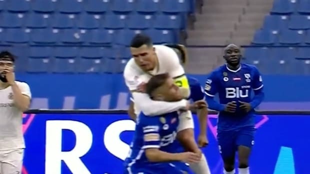 Cristiano Ronaldo le hace llave a rival
